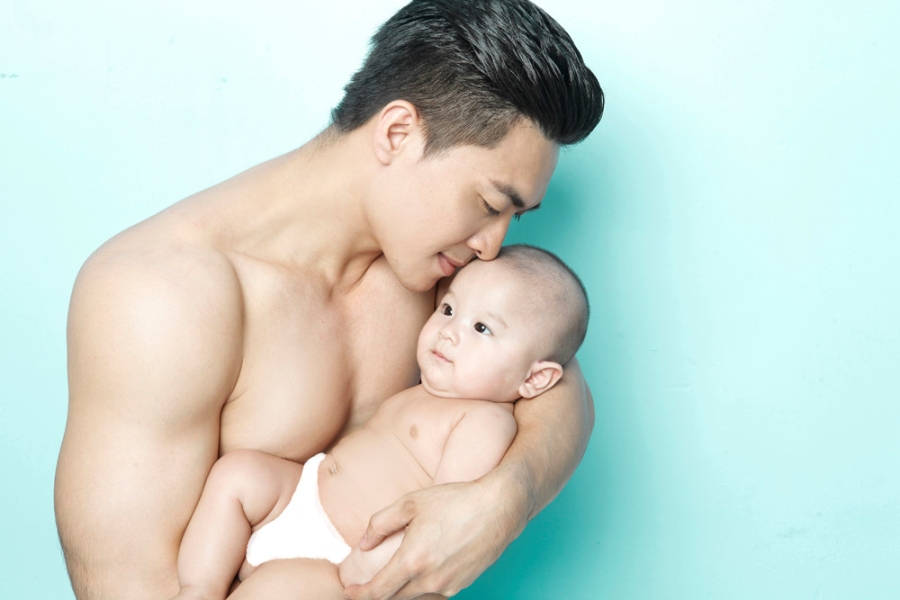 Hoang tu xiec Quoc Co nang bong con trai 5 thang tuoi bang mot tay hinh anh 3