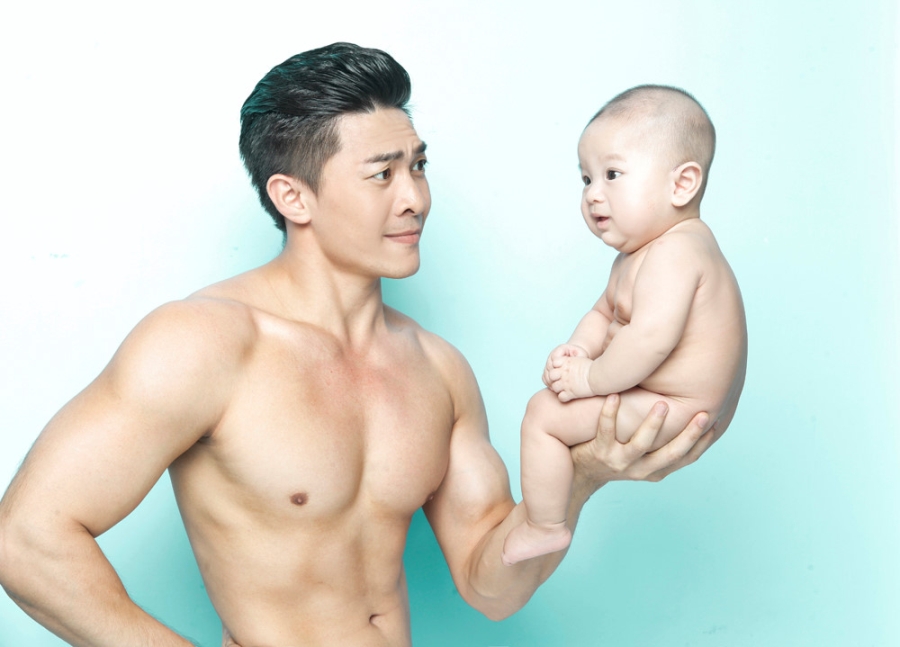 Hoang tu xiec Quoc Co nang bong con trai 5 thang tuoi bang mot tay hinh anh 4