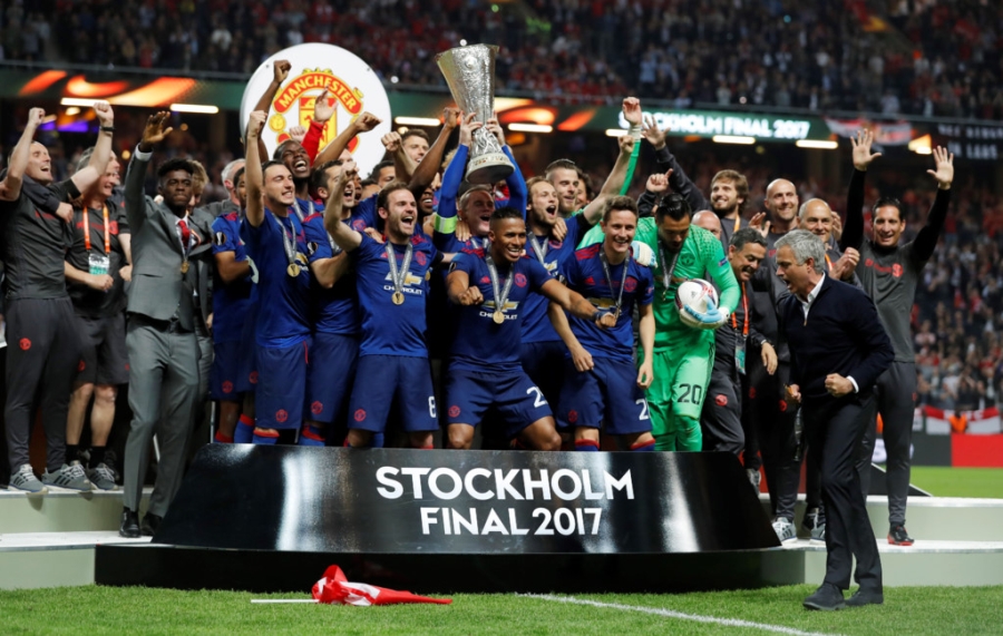 Ibra vut nang, chay ra san an mung chuc vo dich Europa League hinh anh 6