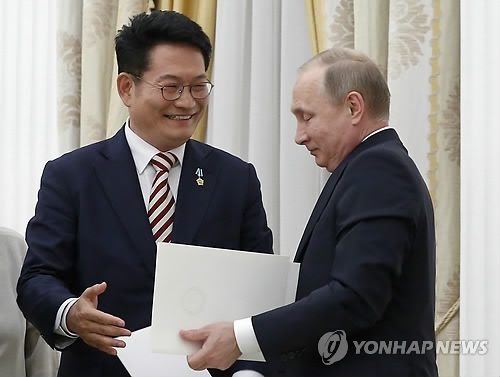  Đặc phái viên Song Young-gil và Tổng thống Nga Vladimir Putin. (Ảnh: Yonhap) 