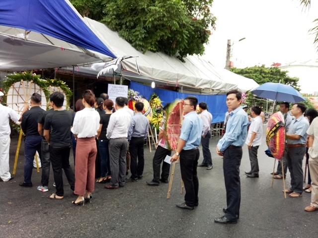 nguoi dan tiec thuong, doi mua vieng chu tich huyen mat do dot quy hinh anh 1