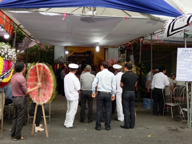 nguoi dan tiec thuong, doi mua vieng chu tich huyen mat do dot quy hinh anh 2