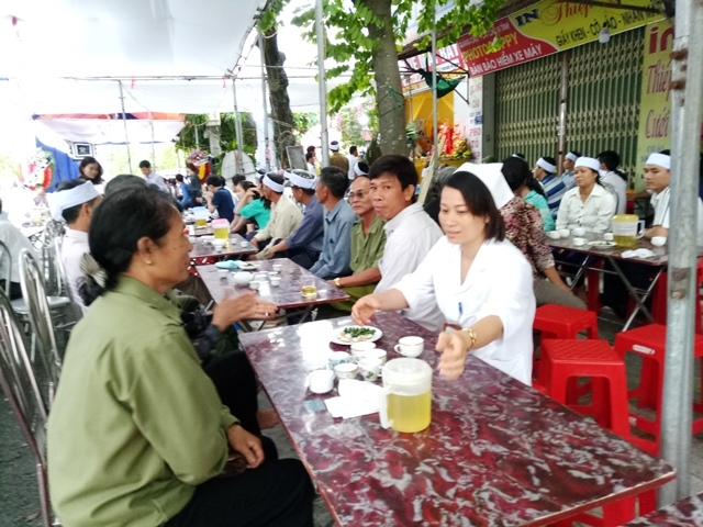 nguoi dan tiec thuong, doi mua vieng chu tich huyen mat do dot quy hinh anh 3