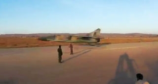 Phi công điên trên tiêm kích MiG-23 - Ảnh 1. Phi công điên trên tiêm kích MiG-23 - Ảnh 1.