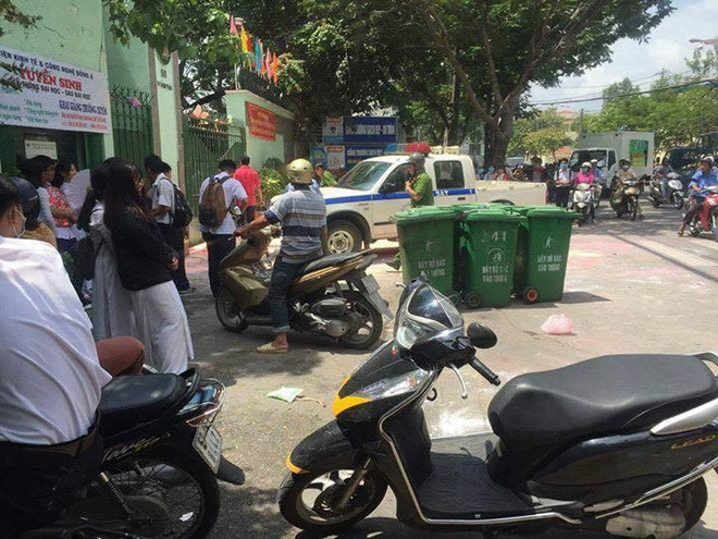 Sau lễ bế giảng, nhóm học sinh cấp 3 ở Sài Gòn thi nhau ném bom sơn, bột màu vào trong sân trường - Ảnh 3.