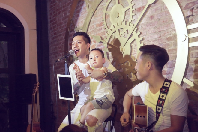 Tuan Hung tang vo 99 doa hong nhan ngay sinh nhat hinh anh 2