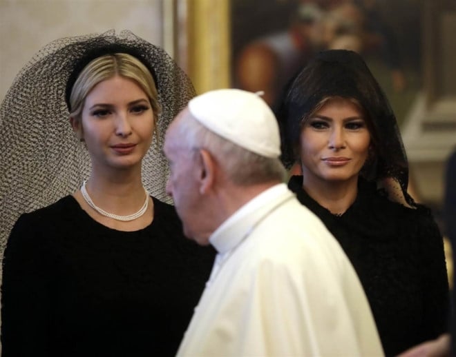 Vi sao ba Melania trum dau khi gap Giao hoang? hinh anh 1