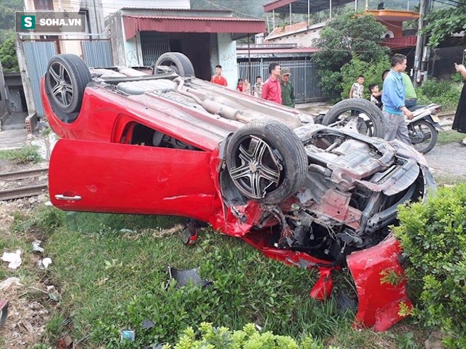 Xế hộp đâm xe máy rồi lật ngửa giữa đường, 4 người may mắn thoát chết - Ảnh 2.