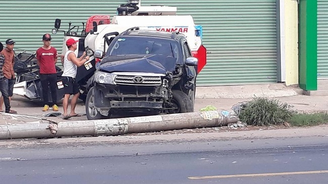Bắc Giang: Toyota Fortuner đâm xe máy và hạ gục cột điện, 1 người tử vong