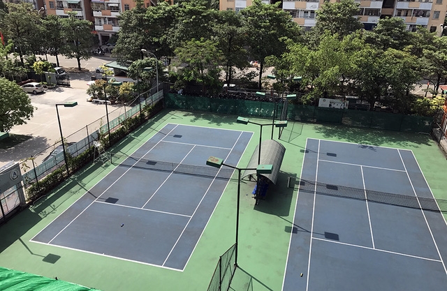  Hai sân tennis này đã tồn tại từ nhiều năm nay và chắc chắn không phải để phục vụ học sinh trong trường. 