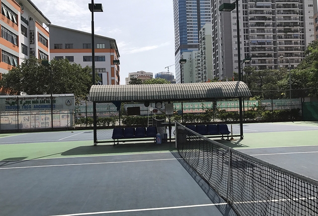  Sân chơi cho học sinh còn thiếu nhưng không hiểu sao trường lại ưu ái làm sân tennis cho người lớn? 