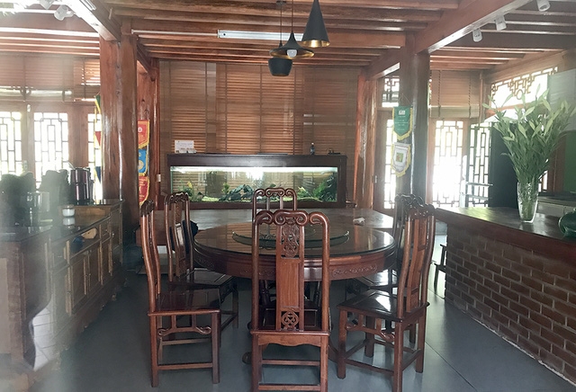 UBND thành phố Hà Nội giao Sở Giáo dục và Đào tạo chủ trì, phối hợp với đơn vị liên quan kiểm tra thông tin báo nêu; kiên quyết xử lý sai phạm; xem xét, xử lý trách nhiệm tập thể, cá nhân liên quan; báo cáo Thành ủy, UBND thành phố trước ngày 5/6/2017.