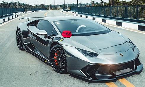dan-choi-viet-do-lamborghini-huracan-len-bao-tay