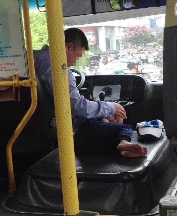 Hình ảnh đẹp: Cậu bé ngủ ngon lành trên xe bus, bên cạnh vô lăng của cha... - Ảnh 1. Hình ảnh đẹp: Cậu bé ngủ ngon lành trên xe bus, bên cạnh vô lăng của cha... - Ảnh 1.