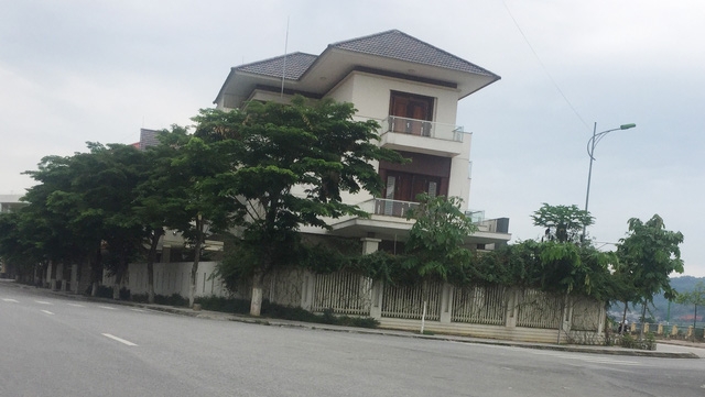  6 biệt thự tại đây có diện tích từ 400-600 m2. Điều dư luận băn khoăn là sau đấu giá 6 biệt thự tại đây đều thuộc quyền sở hữu, sử dụng của gia đình quan chức tỉnh Lào Cai. 