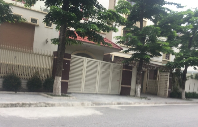  Trước những băn khoăn của dư luận về khu biệt thự này, đại biểu Quốc hội Lưu Bình Nhưỡng cho rằng, lãnh đạo tỉnh Lào Cai nên có giải thích rõ ràng cho báo chí để thông tin. Mình không vi phạm thì mình ngại cái gì?, ông Nhưỡng nói. 