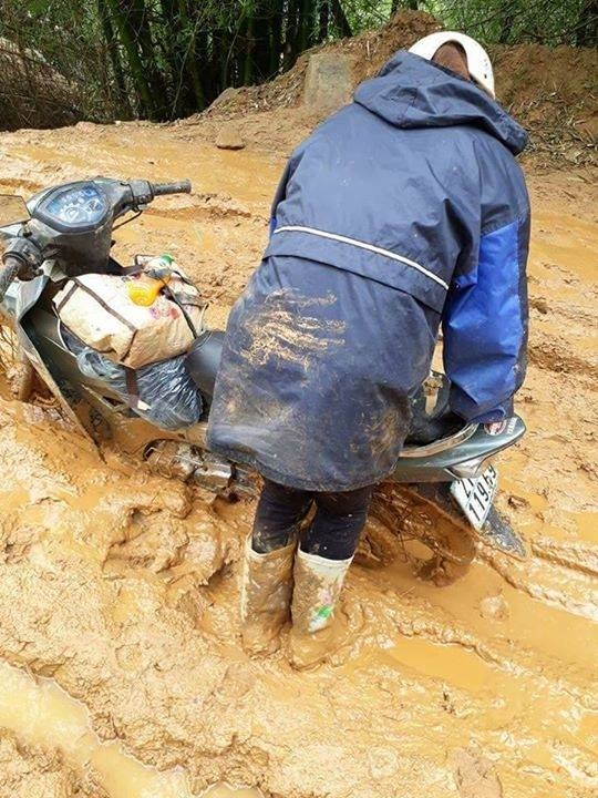 Cô giáo trẻ ngã sõng soài trên đường bùn đất đi dạy học cho các em bé vùng cao - Ảnh 2.