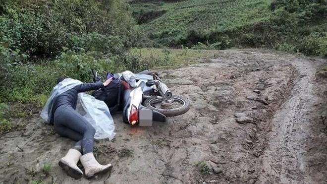 Cô giáo trẻ ngã sõng soài trên đường bùn đất đi dạy học cho các em bé vùng cao - Ảnh 3.