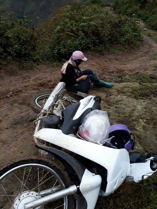 Cô giáo trẻ ngã sõng soài trên đường bùn đất đi dạy học cho các em bé vùng cao - Ảnh 4.