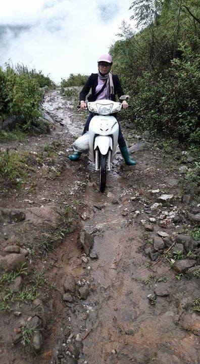Cô giáo trẻ ngã sõng soài trên đường bùn đất đi dạy học cho các em bé vùng cao - Ảnh 5.