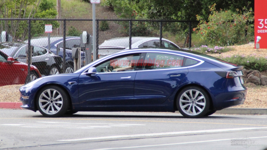 Tesla Model 3 ban thuong mai xuat hien tren duong hinh anh 2