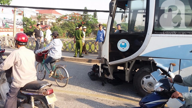 Ninh Bình: Ô tô khách đâm trúng 2 người đàn ông khiến một người tử vong tại chỗ, người còn lại văng xuống sông - Ảnh 1.
