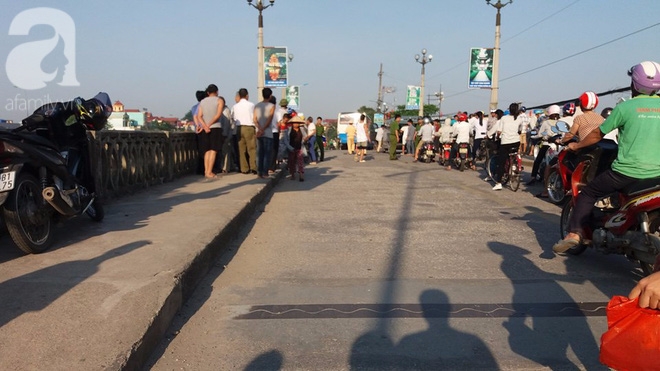 Ninh Bình: Ô tô khách đâm trúng 2 người đàn ông khiến một người tử vong tại chỗ, người còn lại văng xuống sông - Ảnh 2.