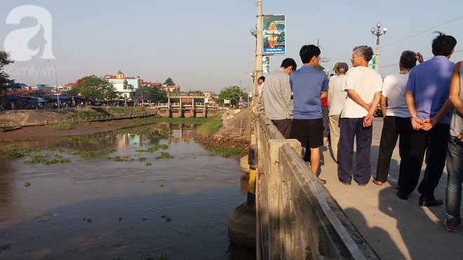 Ninh Bình: Ô tô khách đâm trúng 2 người đàn ông khiến một người tử vong tại chỗ, người còn lại văng xuống sông - Ảnh 3.