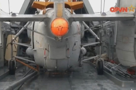 Bat ngo hangar truc thang cua chien ham Gepard Viet Nam - Anh 2