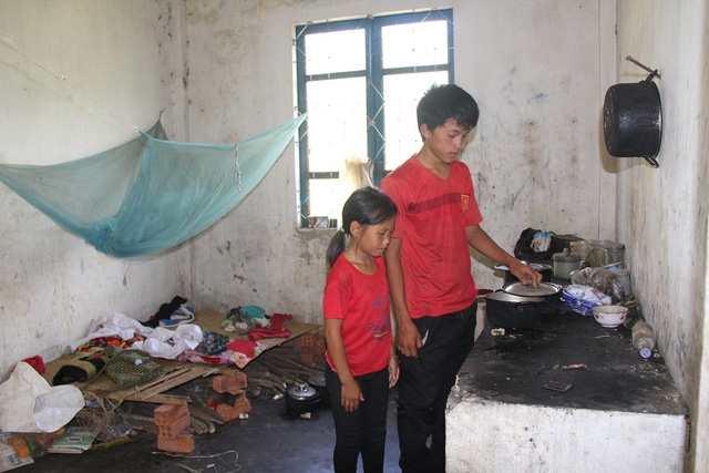 Sử là anh cả trong nhà nên đảm nhận luôn việc nấu nướng cho các em
