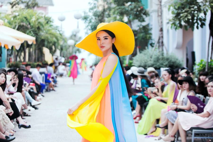 Dan mau Viet ruc ro tren duong bang o show Do Manh Cuong hinh anh 2
