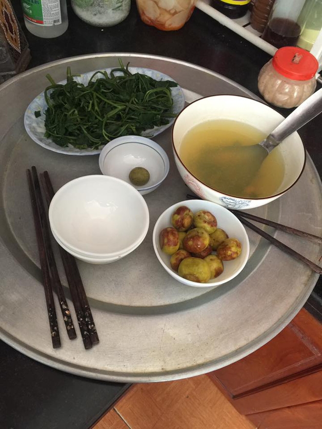 Đến nhà người yêu chơi, cô gái được đãi tiệc “1 quả cà ăn 3 bát cơm” khiến dân mạng choáng váng - Ảnh 1. Đến nhà người yêu chơi, cô gái được đãi tiệc “1 quả cà ăn 3 bát cơm” khiến dân mạng choáng váng - Ảnh 1.