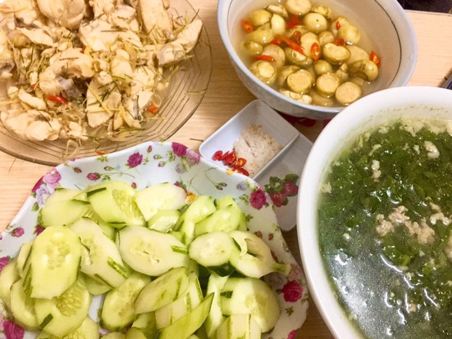 Đến nhà người yêu chơi, cô gái được đãi tiệc “1 quả cà ăn 3 bát cơm” khiến dân mạng choáng váng - Ảnh 2. Đến nhà người yêu chơi, cô gái được đãi tiệc “1 quả cà ăn 3 bát cơm” khiến dân mạng choáng váng - Ảnh 2.