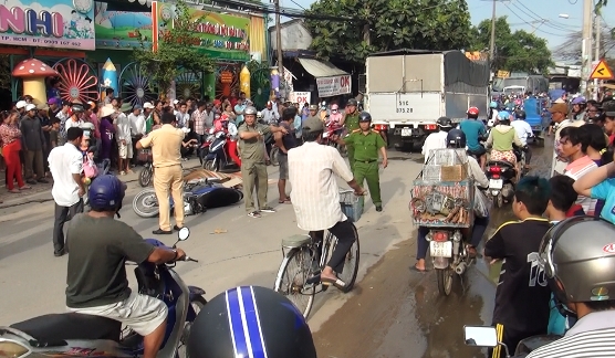 di don chau, nguoi dan ong va cham voi xe tai chet tai cho hinh anh 2