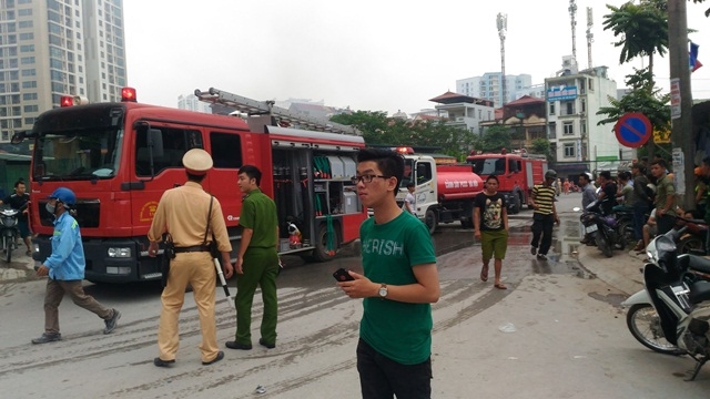 ha noi: chay lan cong nhan, xe may bi lua thieu chay hinh anh 2