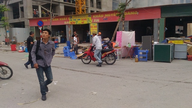 ha noi: chay lan cong nhan, xe may bi lua thieu chay hinh anh 3