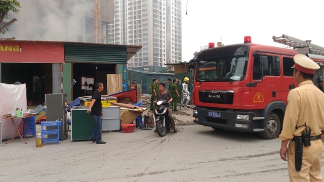 ha noi: chay lan cong nhan, xe may bi lua thieu chay hinh anh 4