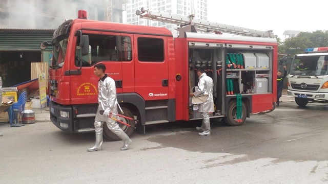 ha noi: chay lan cong nhan, xe may bi lua thieu chay hinh anh 5