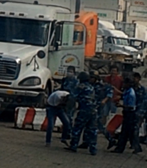 Xôn xao clip 5 kiểm soát cảng Cát Lái đánh phụ xe container - ảnh 1