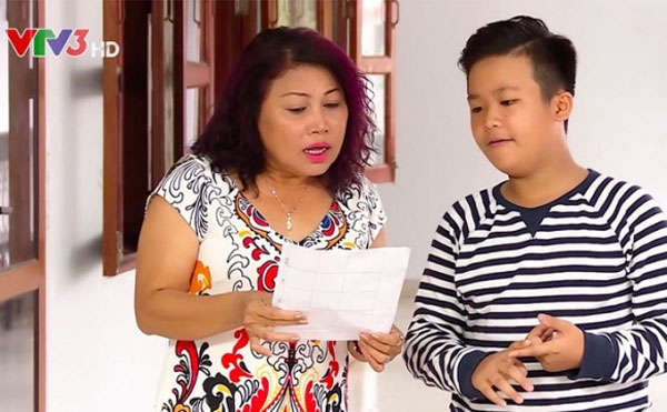 Ca sĩ Siu Black đang trao đổi với HLV nhí của mình trong một gameshow.