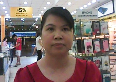 Nguoi phu nu lam gia so ho khau de vay tien mua dien thoai tra gop hinh anh 1