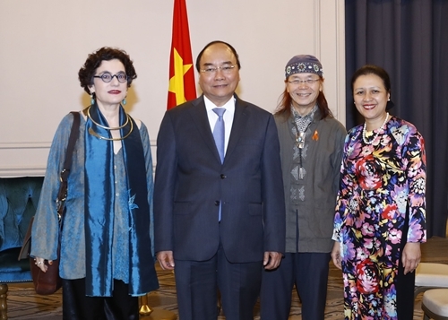 [30/05/2017 07:45:44] Chiều 29/5/2017, theo giờ địa phương (rạng sáng 30/5, theo giờ Hà Nội), tại thành phố New York, Hoa Kỳ, Thủ tướng Nguyễn Xuân Phúc tiếp vợ chồng ông Ngô Thanh Nhàn và bà Merle Ratner, những người đã có các nỗ lực, hỗ trợ và đóng góp tích cực trong việc thúc đẩy quan hệ giữa nhân dân hai nước Việt Nam và Hoa Kỳ, đặc biệt trong lĩnh vực khắc phục hậu quả chiến tranh, ủng hộ cuộc đấu tranh đòi công lý cho các nạn nhân chất độc da cam/dioxin Việt Nam. Ảnh: Thống Nhất TTXVN