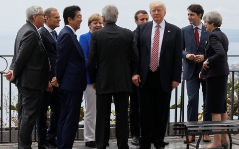 Tổng thống Mỹ Donald Trump (vest đen, cà vạt đỏ), có vẻ lạc lõng giữa các nhà lãnh đạo tham dự Hội nghị Thượng đỉnh G7. Ảnh: Reuters