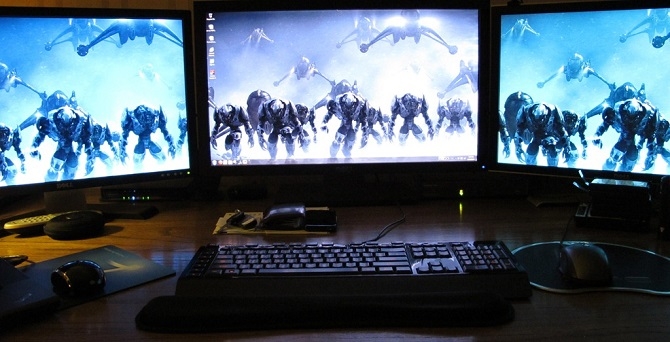 Thoạt nhìn có lẽ bạn sẽ không biết rằng cả chiếc bàn hoành tráng này chỉ là một chiếc ThinkPad T410s nối với dock.