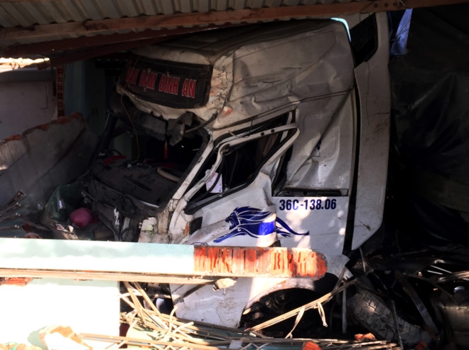 Xe dau keo tong chet mot phu nu, roi dam sap 3 nha dan hinh anh 1