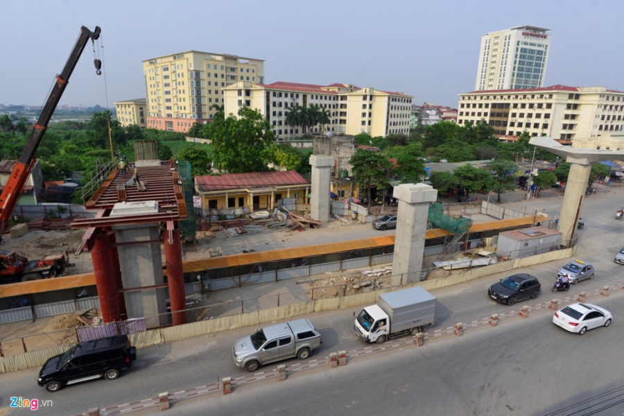 Xe may chui qua ro sat doc tuyen metro hinh anh 1