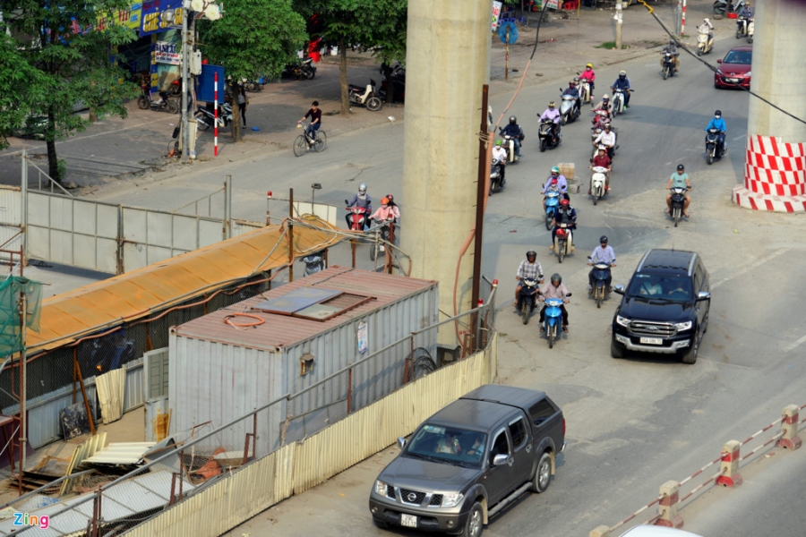 Xe may chui qua ro sat doc tuyen metro hinh anh 2