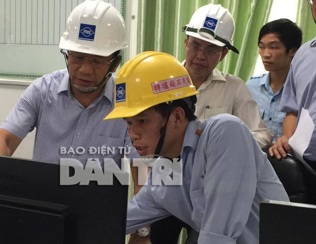  Lãnh đạo tỉnh Hà Tĩnh nghe cán bộ kỹ thuật của Formosa thông tin tình hình hoạt động của lò luyện vôi trước khi vụ nổ xảy ra. 