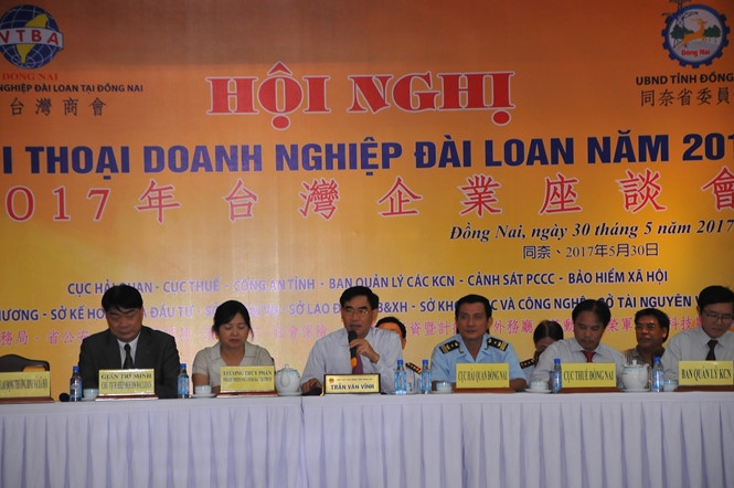 Phó chủ tịch UBND tỉnh Đồng Nai Trần Văn Vĩnh đang trả lời các câu hỏi của doanh nghiệp /// Ảnh: Lê Lâm