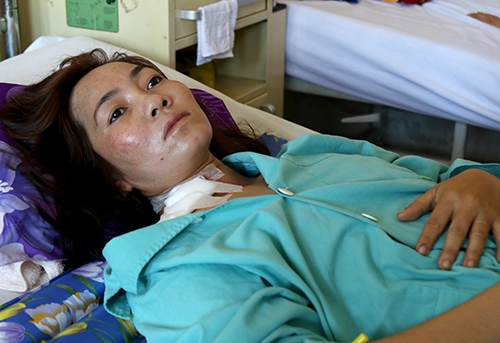 Người vợ bị chồng truy sát được chăm sóc tại bệnh viện. Ảnh: Xuân Ngọc
